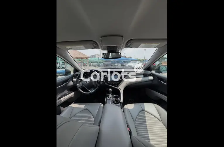 2019 Toyota Camry SE - 2/7