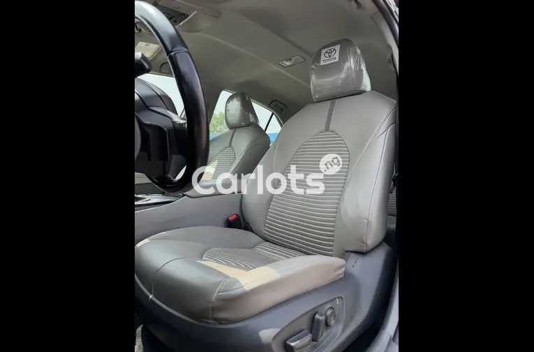 2019 Toyota Camry SE - 3/7