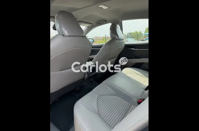 2019 Toyota Camry SE - 4/7