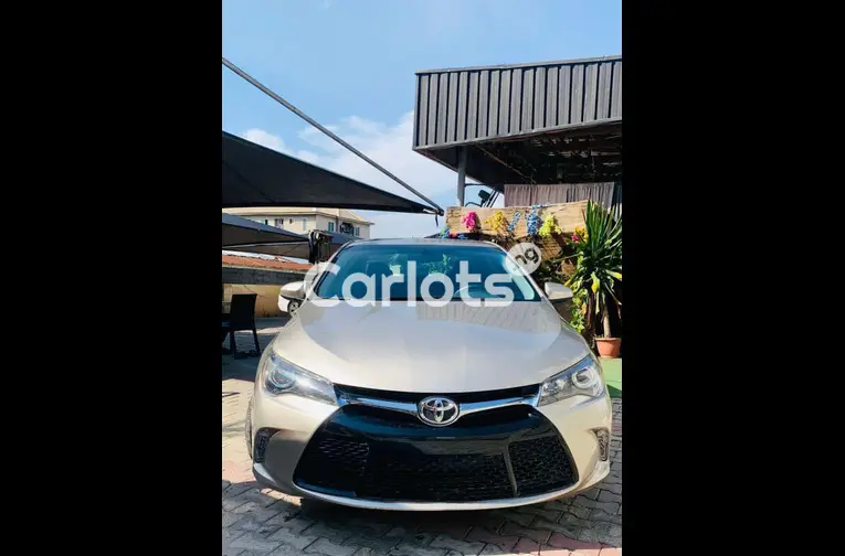FOREIGN USED 2016 TOYOTA CAMRY SE - 1/5