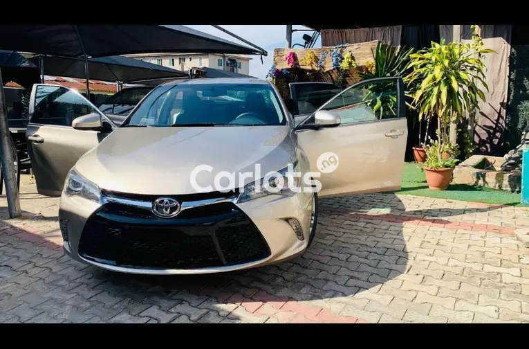 FOREIGN USED 2016 TOYOTA CAMRY SE - 2/5