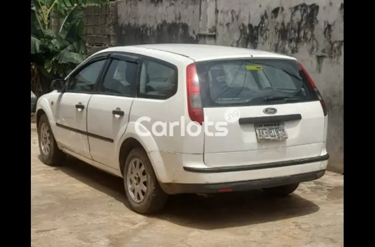 Clean (First body) 2005 Ford focus - 2/7