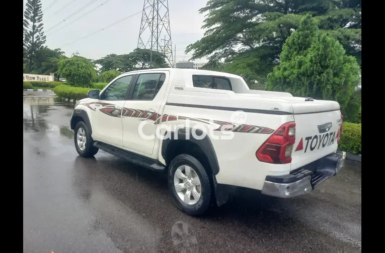 BELGIUM GRADE 2017 TOYOTA HILUX SR5 V6 - 6/7