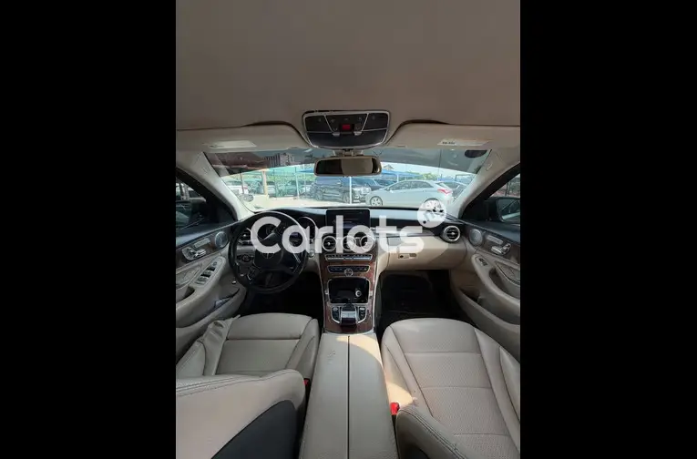 Clean 2016 Mercedes C300 - 2/7
