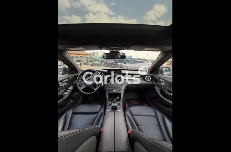 Clean 2016 Mercedes C300 - 2/7