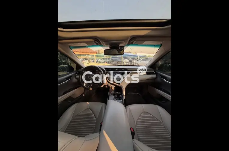 Clean 2019 Toyota Camry - 2/7