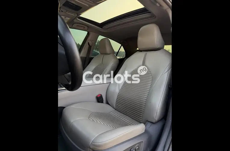 Clean 2019 Toyota Camry - 3/7