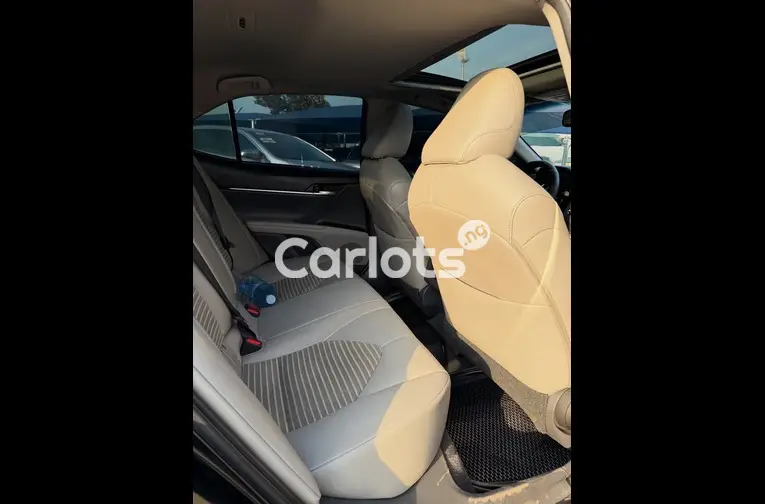 Clean 2019 Toyota Camry - 4/7