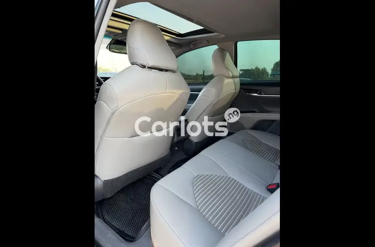 Clean 2019 Toyota Camry - 5/7