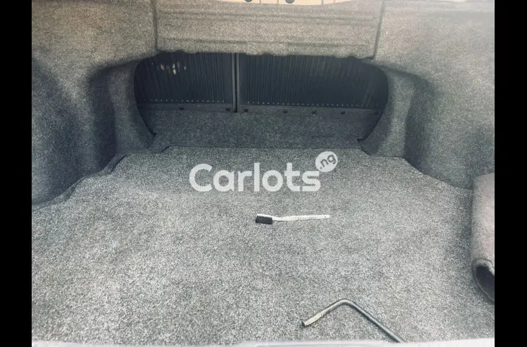 Toyota Camry 2013 model - 2/5