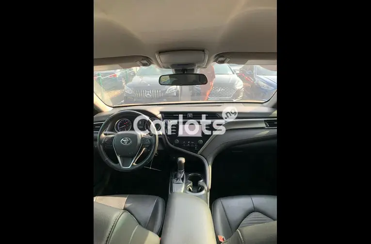 DISTRESS SALE FOREIGN USED 2019 TOYOTA CAMRY SE - 2/5