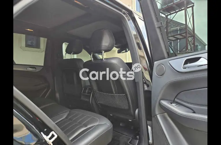 PRE-OWNED MERCEDES BENZ GLE 43 AMG -  2017 MODEL - 3/5