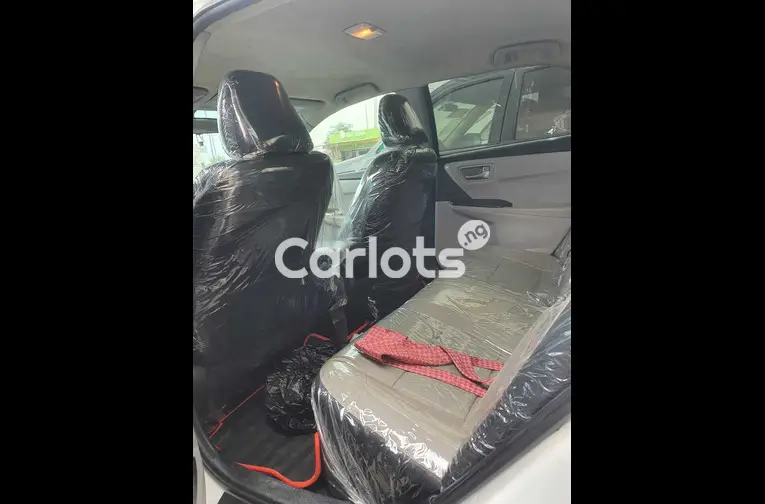 Registered 2015 Toyota Camry SE (white) - 5/7