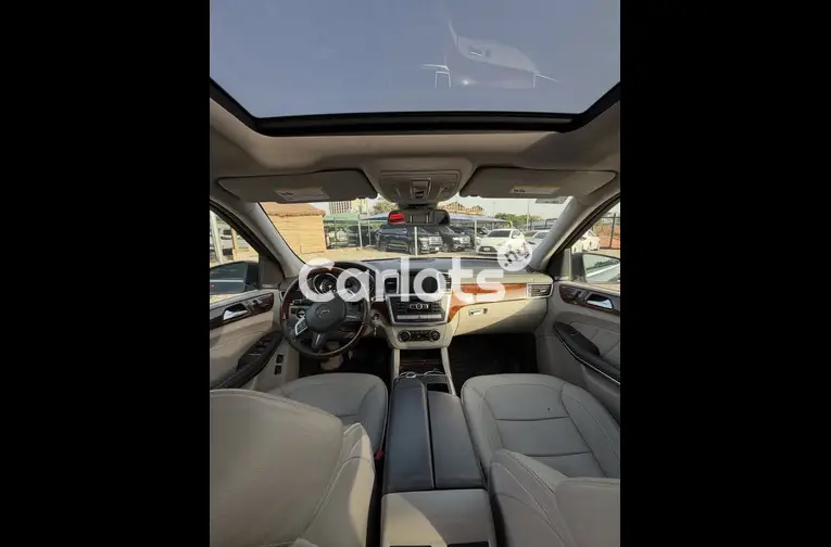 Clean 2013 Mercedes GL 550 - 2/7