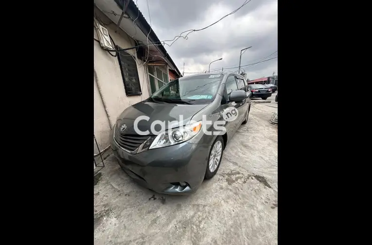 FOREIGN USED 2011 TOYOTA SIENNA XLE V6 - 1/7