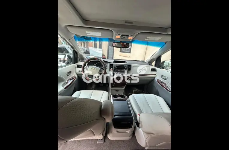 FOREIGN USED 2011 TOYOTA SIENNA XLE V6 - 2/7