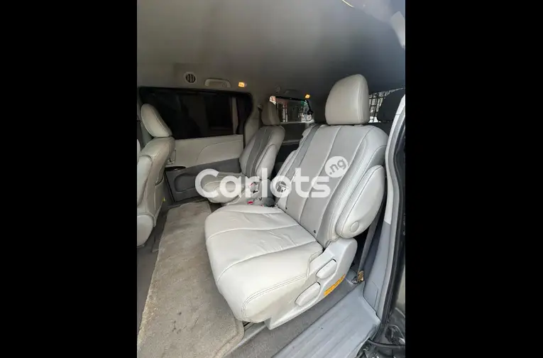 FOREIGN USED 2011 TOYOTA SIENNA XLE V6 - 3/7