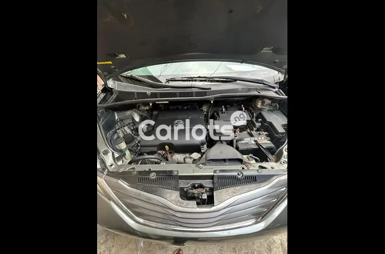 FOREIGN USED 2011 TOYOTA SIENNA XLE V6 - 6/7