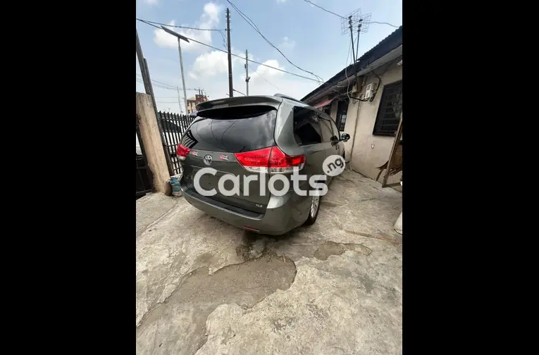 FOREIGN USED 2011 TOYOTA SIENNA XLE V6 - 7/7