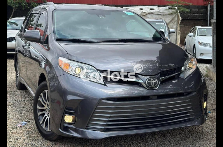 Direct Belgium 2018 Toyota sienna - 1/5