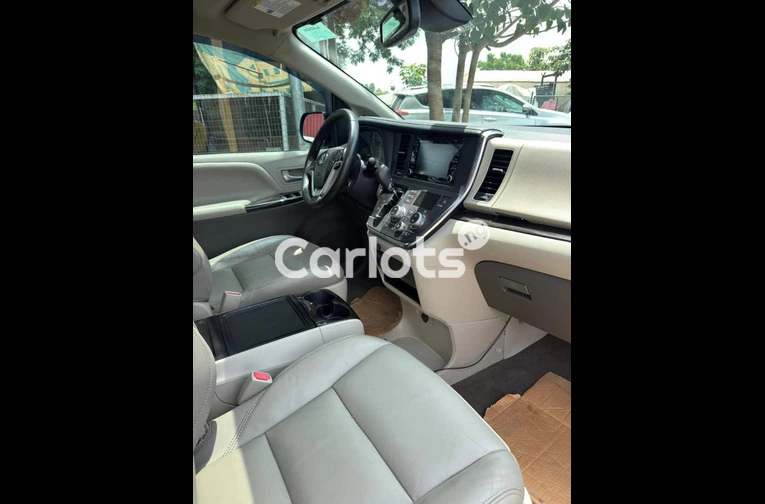 Direct Belgium 2018 Toyota sienna - 2/5