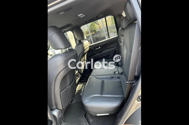 Brand new 2023 Lexus LX600 - 3/5