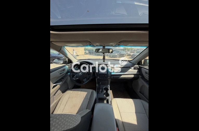 2015 TOYOTA CAMRY SE - 2/7