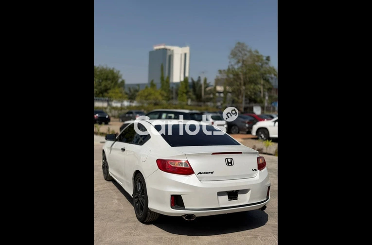 Clean used Honda Accord Coupe 2016 model V6 engine - 3/6