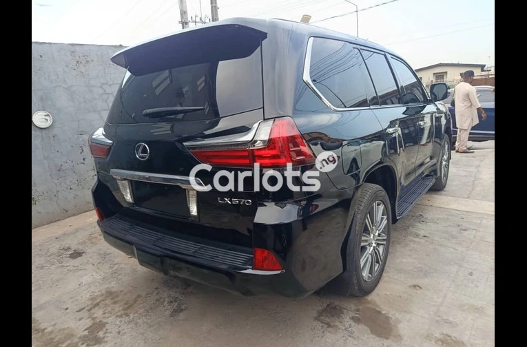 2018 Lexus LX 570 black