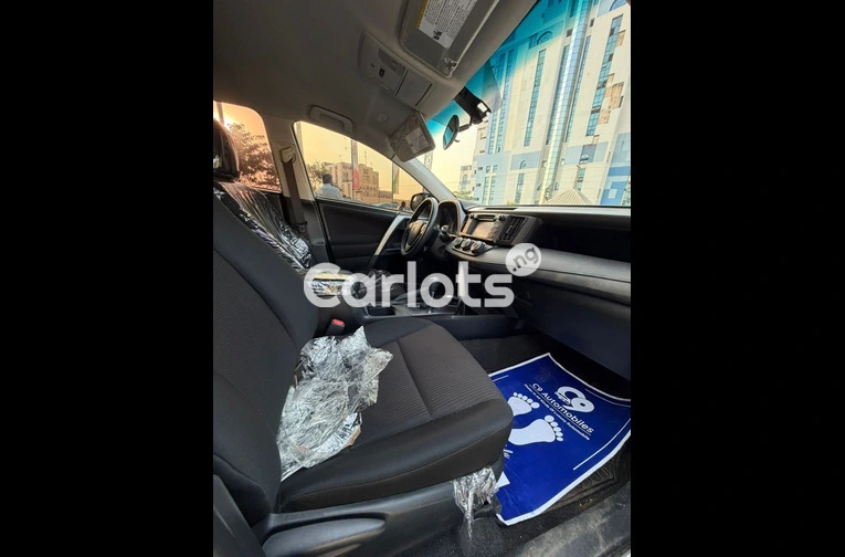 Foreign used Toyota RAV4 2016 model with duty - 2/7