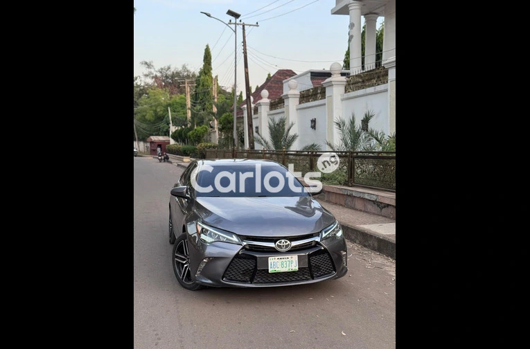 2016 TOYOTA CAMRY S E