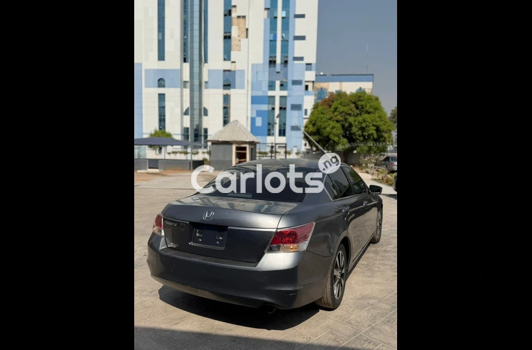 Clean Nigerian used Honda Accord 2009 model - 2/5