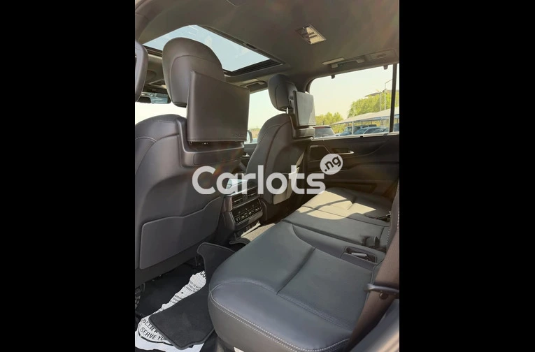 2025 LEXUS LX600 - 3/7