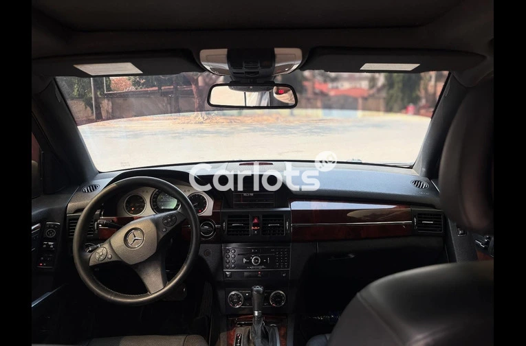 EXTREMELY CLEAN NIGERIAN USED MERCEDES BENZ GLK 350 2013 MODEL - 3/6