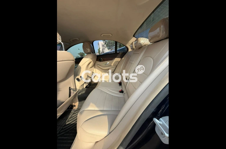EXTREMELY CLEAN NIGERIAN USED MERCEDES BENZ C300 - 2/6