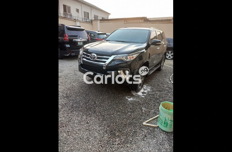 BOUGHT BRAND NEW 2017 TOYOTA FORTUNER SR5