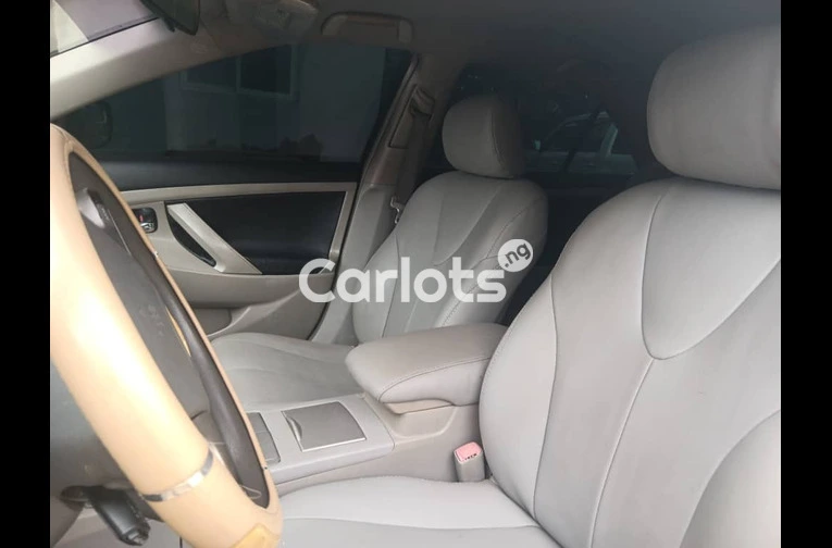 Super clean 2009 Toyota Camry - 2/5