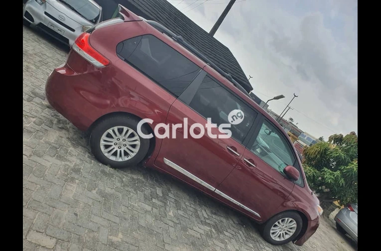 2014 Toyota Sienna XLE - 2/7