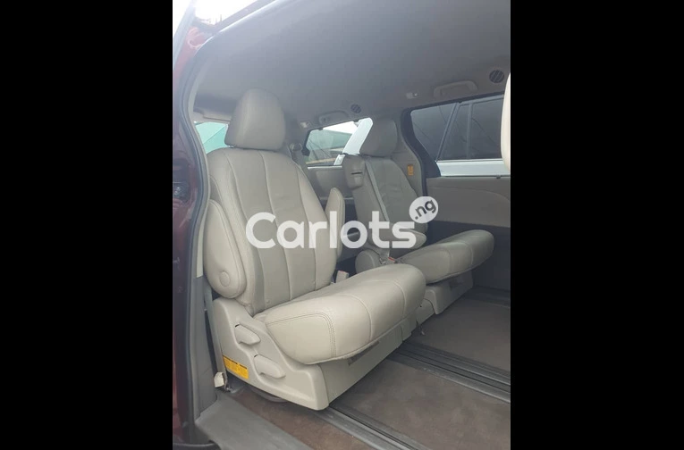 2014 Toyota Sienna XLE - 4/7