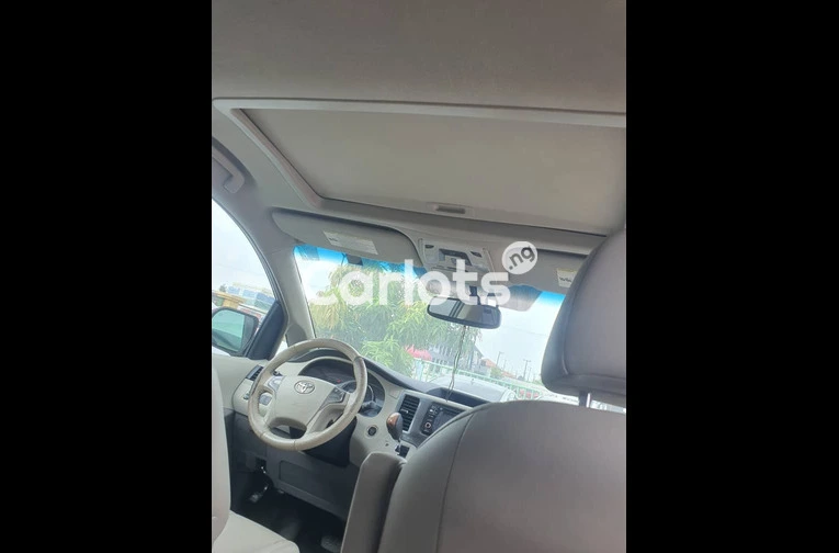 2014 Toyota Sienna XLE - 5/7