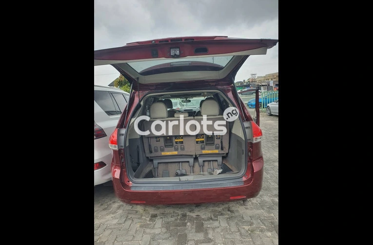 2014 Toyota Sienna XLE - 6/7