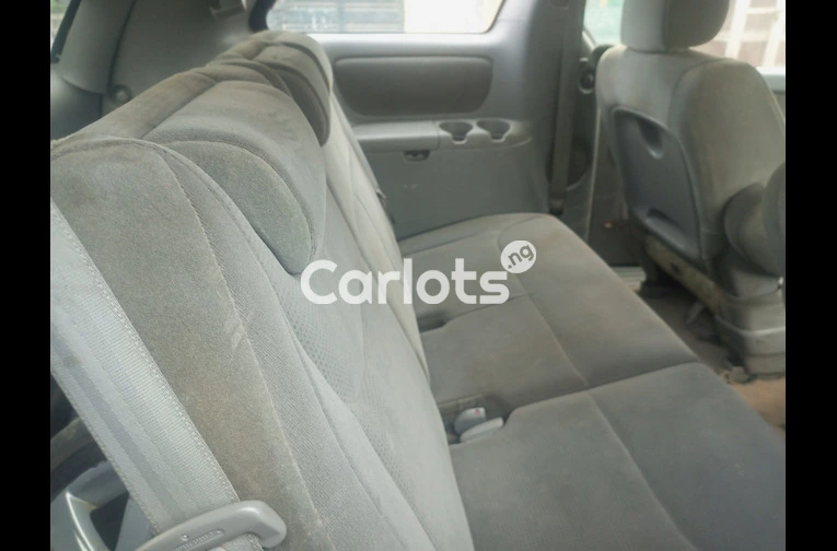 Nigeria used 2005 Toyota Sienna le - 2/7