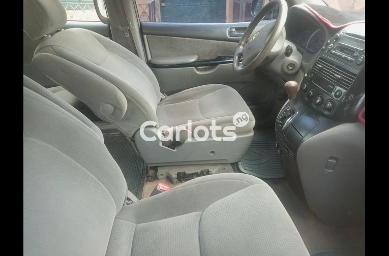 Nigeria used 2005 Toyota Sienna le - 3/7