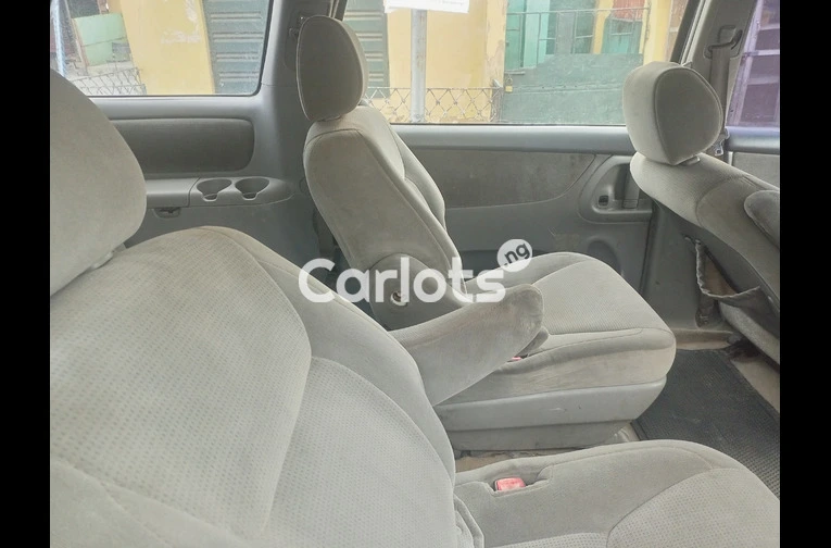 Nigeria used 2005 Toyota Sienna le - 4/7