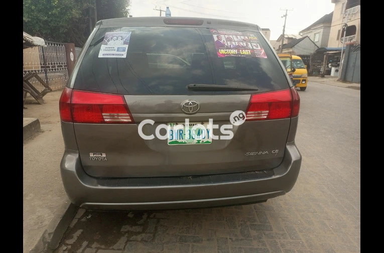 Nigeria used 2005 Toyota Sienna le - 5/7