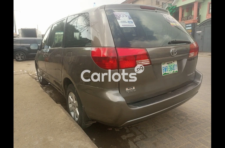 Nigeria used 2005 Toyota Sienna le - 6/7
