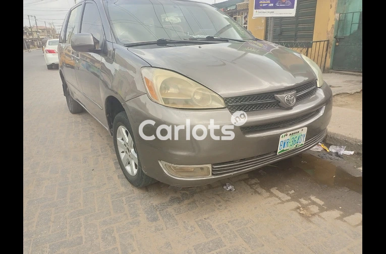 Nigeria used 2005 Toyota Sienna le - 7/7