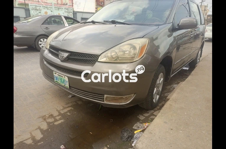 Nigeria used 2005 Toyota Sienna le