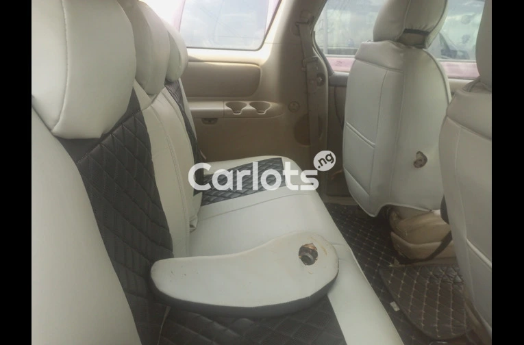 Toyota Sienna le 2006 white - 2/7