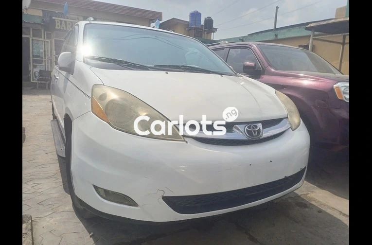 Toyota Sienna le 2006 white